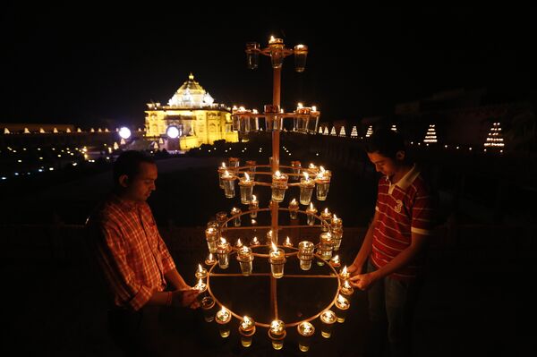 Indians light lamps at Akshardham temple on the eve of Diwali, the festival of lights, in Gandhinagar, India. (File) Indians light lamps at Akshardham temple on the eve of Diwali, the festival of lights, in Gandhinagar, India. (File) - Sputnik International