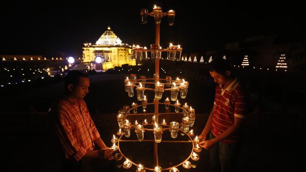 Indians light lamps at Akshardham temple on the eve of Diwali, the festival of lights, in Gandhinagar, India. (File) - Sputnik International