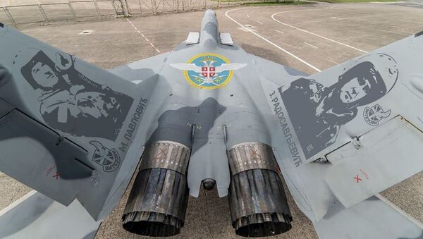 Russian MIGs with Serbian pilots painted on them - Sputnik International