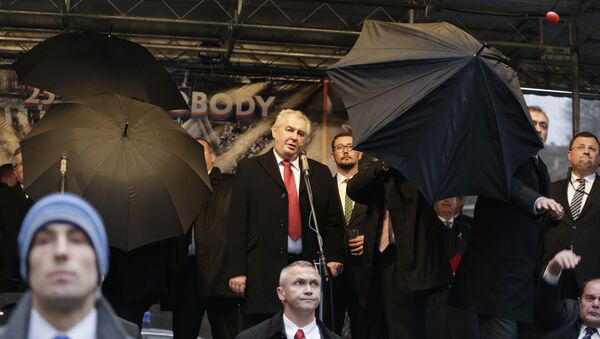 Security personnel use umbrellas to protect Czech Republic's President Milos Zeman, center, during his speech commemorating the 1989 anti-communist Velvet Revolution in Prague, Czech Republic, Monday, Nov. 17, 2014 - Sputnik International