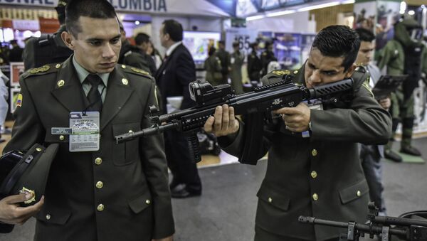 A Colombian policeman holds a Colombian-made Israeli Galil ACE assault rifle during the Expodefence Fair 2015, in Bogota on November 30, 2015 - Sputnik International