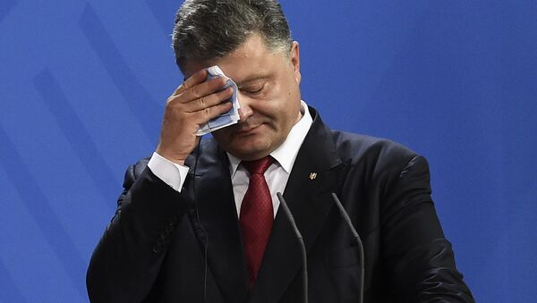 Ukrainian President Petro Poroshenko wipes his brow during a press conference with his German and French counterparts following talks at the chancellery in Berlin on August 24, 2015 - Sputnik International