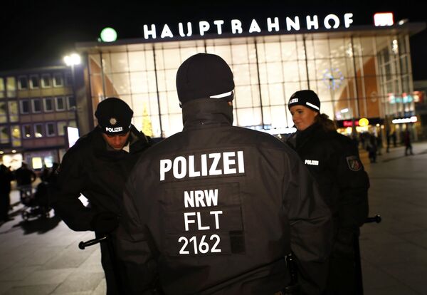 German police officers gather near the Hauptbahnhof before New Year celebrations for 2017 in Cologne, Germany, December 31, 2016 - Sputnik International