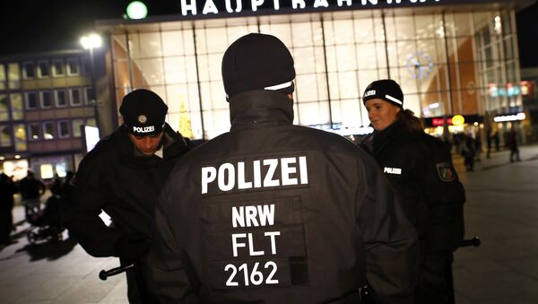 German police officers gather near the Hauptbahnhof before New Year celebrations for 2017 in Cologne, Germany, December 31, 2016 - Sputnik International