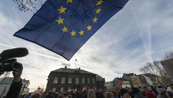 Thousands of protesters gather in front of the Parliament in the Icelandic capital Reykjavik on February 24, 2014 to demand a referendum amid a government bid to pull out of EU accession talks without a popular vote. - Sputnik International