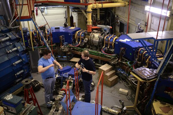 Scientific center employees during technical work on the VEPP-2000 collider at the Budker Institute of Nuclear Physics in Novosibirsk Scientific center employees during technical work on the VEPP-2000 collider at the Budker Institute of Nuclear Physics in Novosibirsk - Sputnik International