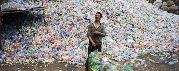 Chinese labourer sorting out plastic bottles for recycling in Dong Xiao Kou village, on the outskirt of Beijing (File) - Sputnik International