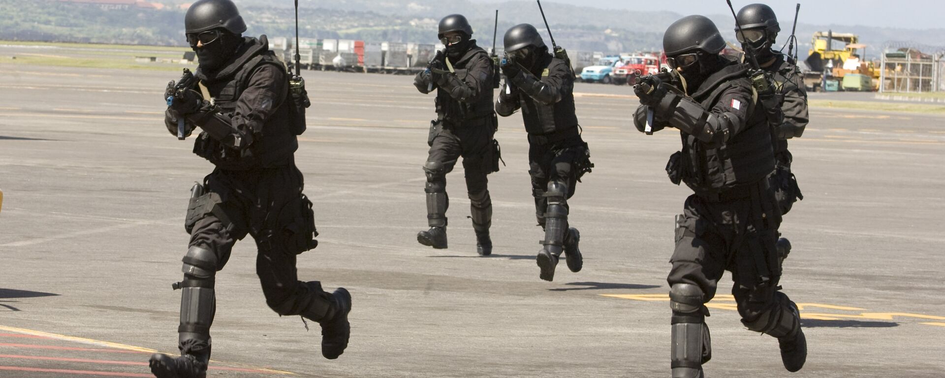 Indonesian Special Forces soldiers, also known as Kopassus, take position during a joint anti-terrorism exercise with Australia's elite unit SAS at the Bali International Airport, in Kuta, Indonesia on Tuesday, Sept. 28, 2010 - Sputnik International, 1920, 06.03.2022