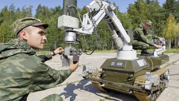 Servicemen from the fresh replacement of the NBC Defense Forces' 200th rapidly-deployment unit, seen using unmanned ground systems for radiological terrain reconnaissance during their field exercises in the Bolshoye Bunkovo Village - Sputnik International