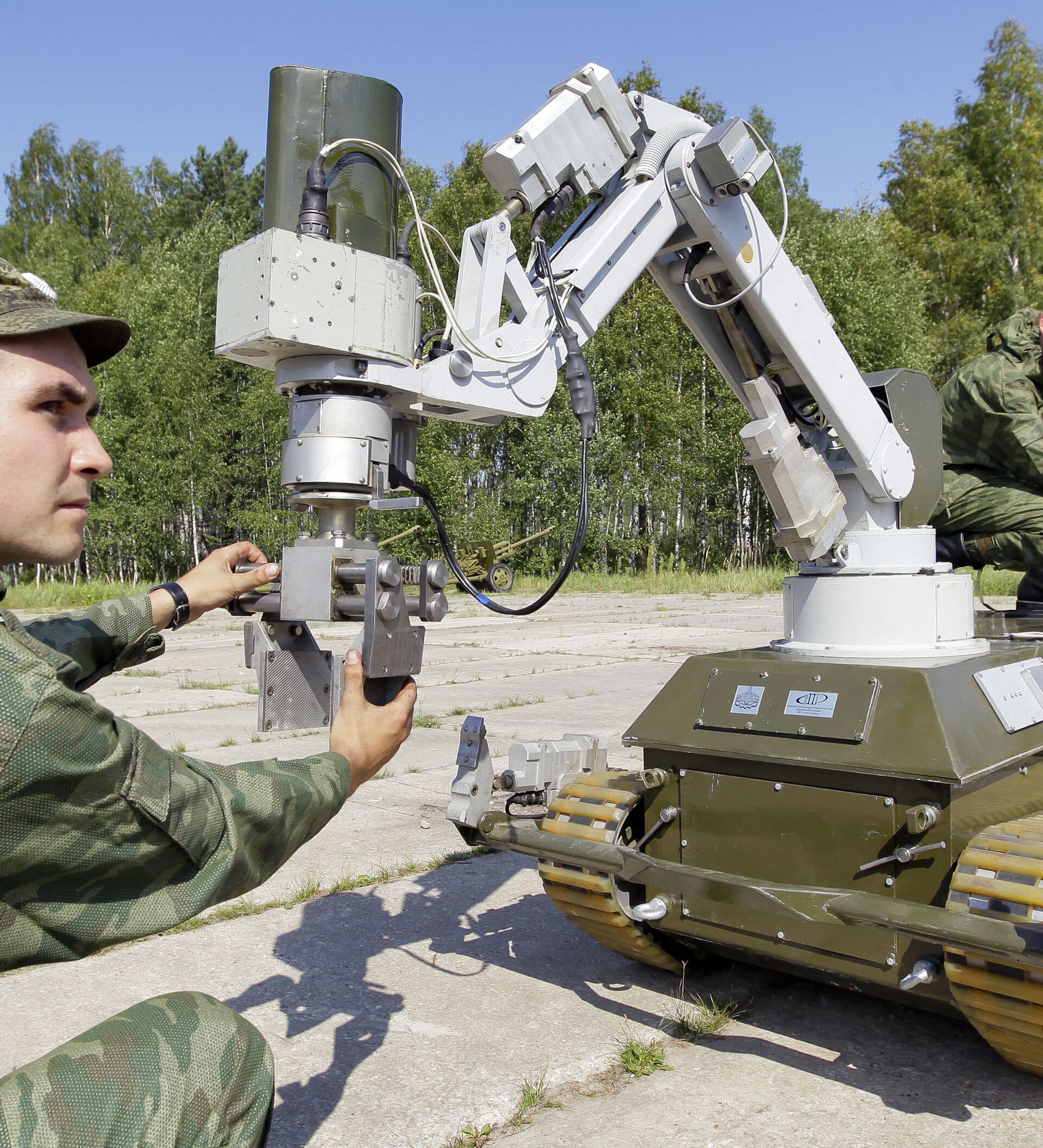 Чем отличается робот от дистанционно управляемой машины. Армия роботов. Военные технологии России. Роботы в армии РФ. Боевые роботы вс РФ.