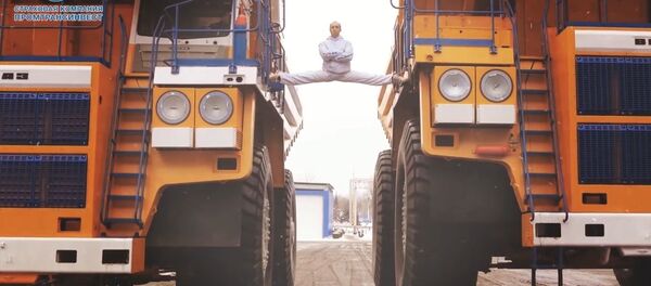 Белорус сел на шпагат между движущимися БелАЗами/The MOST EPIC Epic Split! 160 Ton BelAZ Dump Trucks - Sputnik International