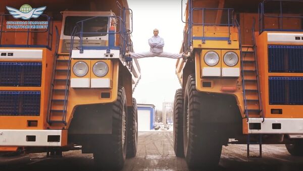 Белорус сел на шпагат между движущимися БелАЗами/The MOST EPIC Epic Split! 160 Ton BelAZ Dump Trucks - Sputnik International