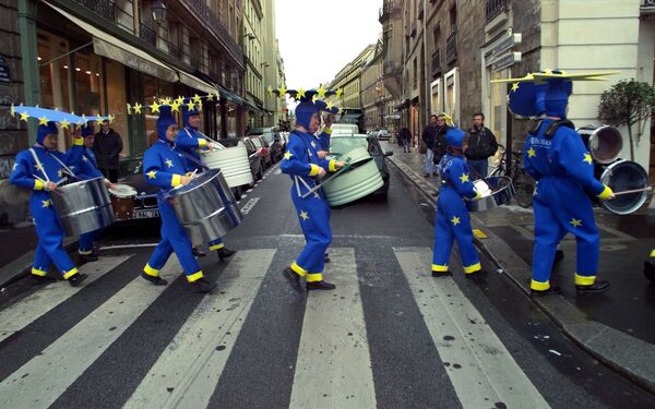 French actors dressed in Euro colors parade next to Paris stock exchange Monday Jan 4 1999 in celebration of the debut of Europe's new common currency, the euro, which some traders see as a ready alternative to the U.S. dollar. French actors dressed in Euro colors parade next to Paris stock exchange Monday Jan 4 1999 in celebration of the debut of Europe's new common currency, the euro, which some traders see as a ready alternative to the U.S. dollar. - Sputnik International