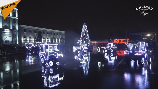 Tractor Plant Puts A Show On A Square in Minsk, Belarus - Sputnik International