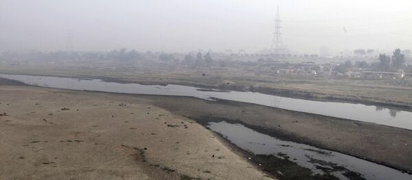 Very little water flows in the Ravi River in Lahore, Pakistan, Wednesday, Dec. 14, 2016. Under the Indus Water Treaty, India has exclusive rights to three Indus basin rivers, including the Ravi, which has virtually disappeared on the Pakistani side - Sputnik International