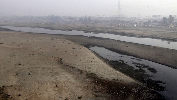 Very little water flows in the Ravi River in Lahore, Pakistan, Wednesday, Dec. 14, 2016. Under the Indus Water Treaty, India has exclusive rights to three Indus basin rivers, including the Ravi, which has virtually disappeared on the Pakistani side - Sputnik International