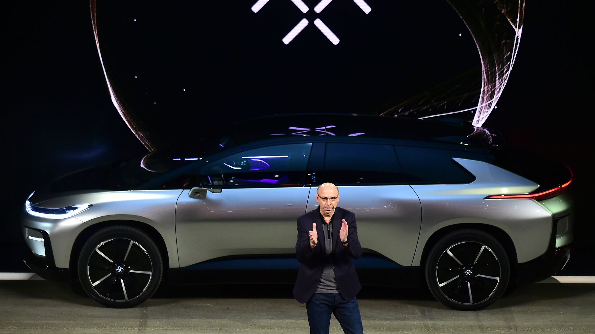 araday Future's Nick Sampson, SVP of R&D + Engineering speaks in front of the just introduced FF91 electric vehicle at the company's press conference at the 2017 Consumer Electronics Show in Las Vegas, January, 2016. - Sputnik International, 1920, 29.11.2023