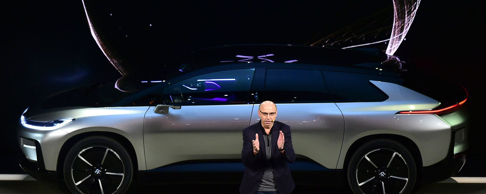 araday Future's Nick Sampson, SVP of R&D + Engineering speaks in front of the just introduced FF91 electric vehicle at the company's press conference at the 2017 Consumer Electronics Show in Las Vegas, January, 2016. - Sputnik International, 1920, 29.11.2023