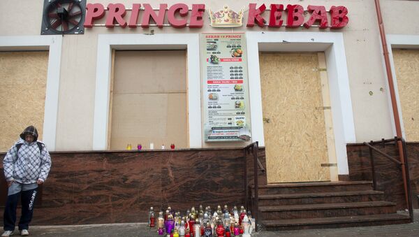 A man stands in front of the kebab shop where a 21-year old man was stabbed to death during new year's eve in a brawl with shop workers, in Elk, Poland January 2, 2017 - Sputnik International
