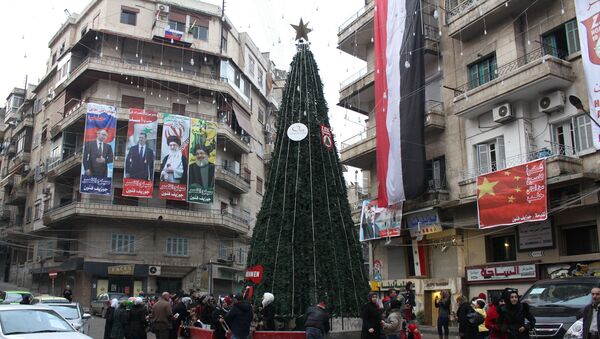 Syrians gather around a Christmas tree in Aleppo's government controlled Aziziyah neighbourhood on December 31, 2016 - Sputnik International