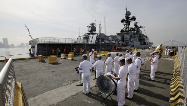 A Philippine Navy Band plays as the Russian Navy vessel Admiral Tributs, a large anti-submarine ship, docks at Manila's pier, Philippines on Tuesday, Jan. 3, 2017 - Sputnik International