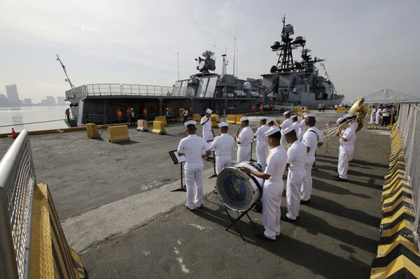 A Philippine Navy Band plays as the Russian Navy vessel Admiral Tributs, a large anti-submarine ship, docks at Manila's pier, Philippines on Tuesday, Jan. 3, 2017 - Sputnik International