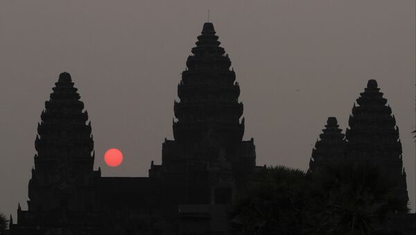 In this Friday, March 20, 2015, photo, the sun rises behind Angkor Wat at the eastern site of Siem Reap province, some 230 kilometers (143 miles) northwest of Phnom Penh, Cambodia - Sputnik International