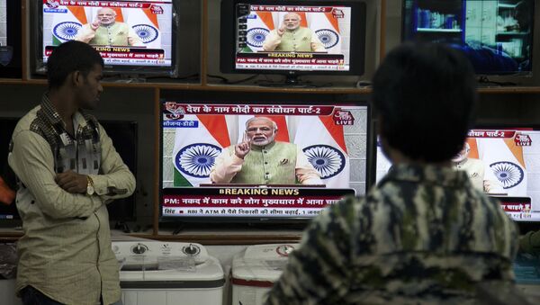 People watch Indian Prime Minister Narendra Modi addressing the nation, on television in Hyderabad, India, Saturday, Dec. 31, 2016 - Sputnik International