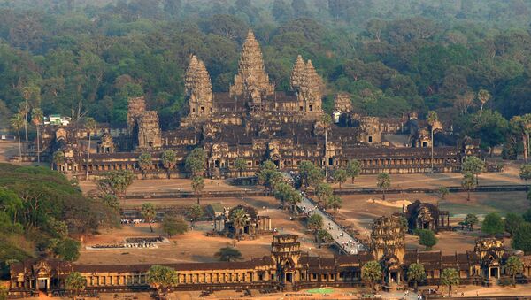 An aerial view of the Angkor Wat temple in Siem Reap province some 314 kilometers northwest of Phnom Penh, 02 March 2007 - Sputnik International