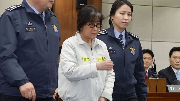Choi Soon-sil, the woman at the centre of the South Korean political scandal and long-time friend of President Park Geun-hye, appears for her first trial at the Seoul Central District Court on January 5, 2017 in Seoul, South Korea - Sputnik International