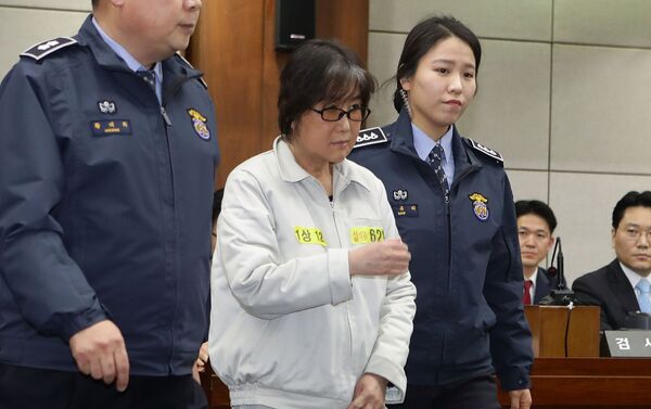 Choi Soon-sil, the woman at the centre of the South Korean political scandal and long-time friend of President Park Geun-hye, appears for her first trial at the Seoul Central District Court on January 5, 2017 in Seoul, South Korea - Sputnik International