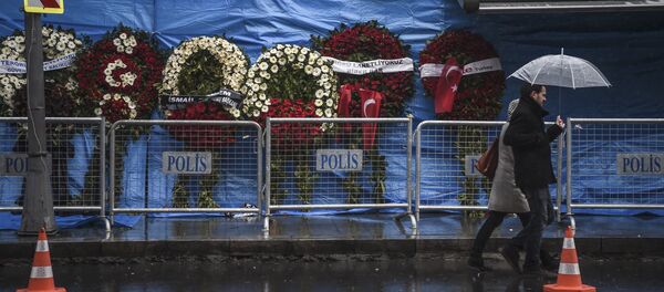 A couple walk past the Reina nightclub on January 5, 2017 in Istanbul, days after a gunman killed 39 people on New Year's night - Sputnik International