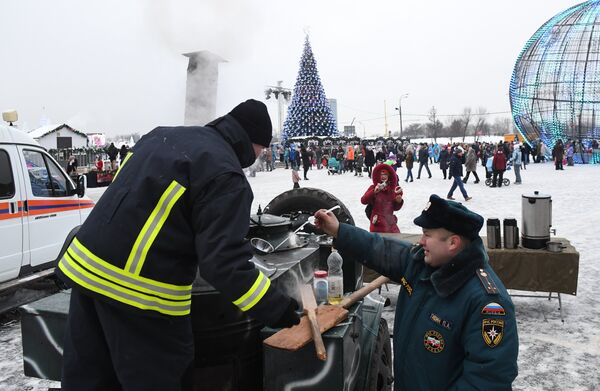 Cooks by a rolling kitchen on Poklonnaya Gora. The Emergencies Ministry's Main Moscow Directorate has deployed rolling kitchens in sites of public festivities in Moscow due to an abrupt temperature drop Cooks by a rolling kitchen on Poklonnaya Gora. The Emergencies Ministry's Main Moscow Directorate has deployed rolling kitchens in sites of public festivities in Moscow due to an abrupt temperature drop - Sputnik International