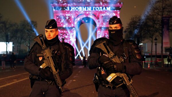 Policemen secure the Champs Elysees Avenue as Revellers gather during New Year celebrations in Paris,France, late December 31, 2016 - Sputnik International