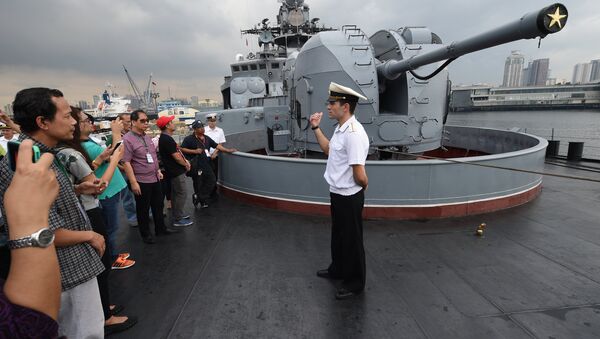 A Russian sailor (R) speaks to Filipino visitors during a public tour of the anti-submarine navy ship Admiral Tributs at the south pier in Manila on January 5, 2017 - Sputnik International