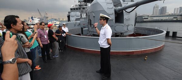 A Russian sailor (R) speaks to Filipino visitors during a public tour of the anti-submarine navy ship Admiral Tributs at the south pier in Manila on January 5, 2017 A Russian sailor (R) speaks to Filipino visitors during a public tour of the anti-submarine navy ship Admiral Tributs at the south pier in Manila on January 5, 2017 - Sputnik International