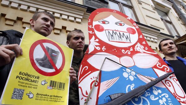 Protesters hold an angry Matryoshka with a weapon and placard reading Boycott Russia ! during an action in central Kiev, on April 9, 2014, calling for the boycott of Russian goods - Sputnik International