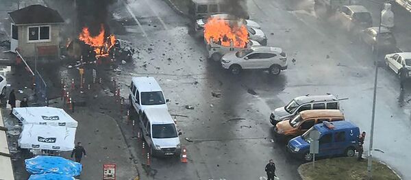 Cars burn in the street at the site of an explosion in front of the courthouse in Izmir on January 5, 2017 - Sputnik International