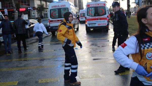 Medics arrive at the scene after an explosion outside a courthouse in Izmir, Turkey, January 5, 2017 - Sputnik International