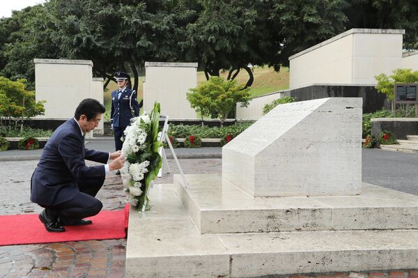 Japan's Prime Minister Shinzo Abe presents a wreath at the National Memorial Cemetery of the Pacific at Punchbowl in Honolulu, Hawaii, U.S. December 26, 2016 - Sputnik International