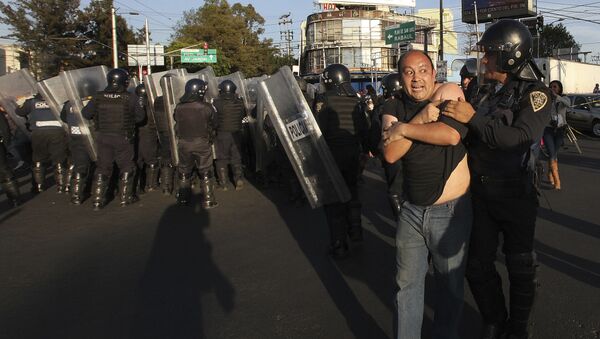 Police remove demonstrators who blocked a main road for about an hour during protests against gas price hikes in Mexico City, Wednesday, Jan. 4, 2017 - Sputnik International