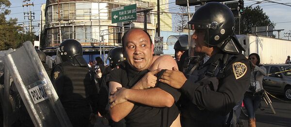 Police remove demonstrators who blocked a main road for about an hour during protests against gas price hikes in Mexico City, Wednesday, Jan. 4, 2017 - Sputnik International