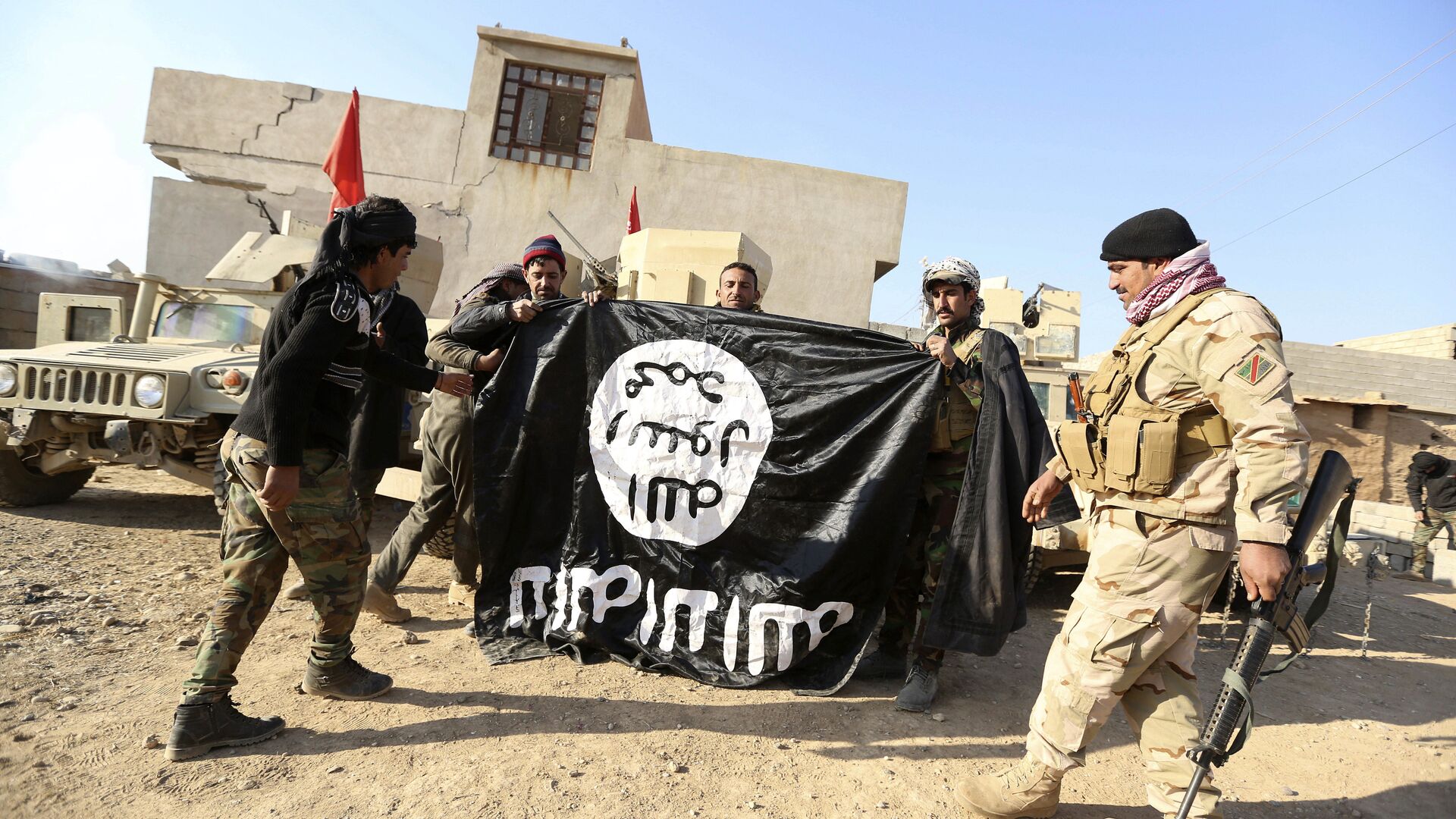  Iraqi Army soldiers celebrate as they hold a flag of the Islamic State group they captured during a military operation to regain control of a village outside Mosul, Iraq (File) - Sputnik International, 1920, 03.10.2021