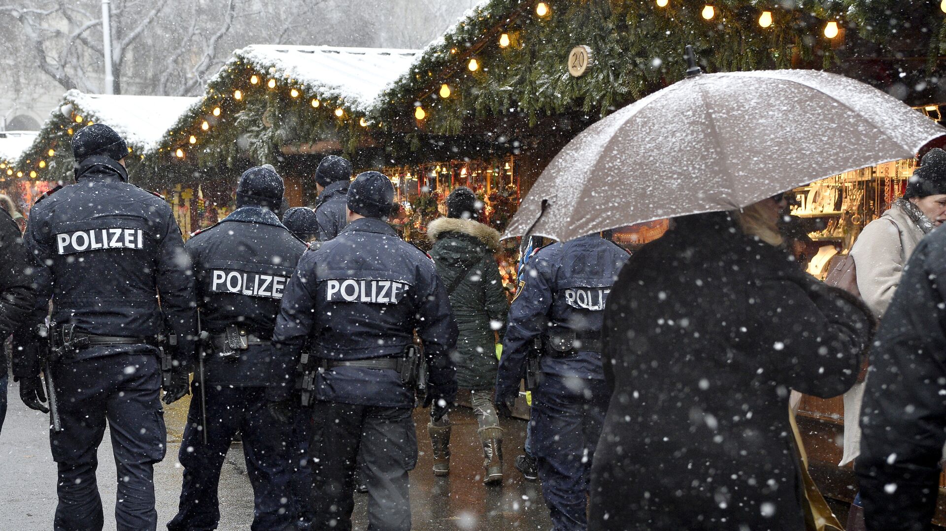 Police patrols on December 20, 2016 a Christmas market in Vienna, the day after a terror attack in Berlin's Christmas market - Sputnik International, 1920, 20.10.2021