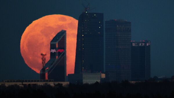 Full moon over Moscow City International Business Center - Sputnik International