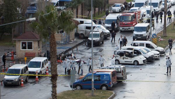 Police forensic experts examine the scene after an explosion outside a courthouse in Izmir, Turkey, January 5, 2017 - Sputnik International
