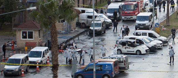 Police forensic experts examine the scene after an explosion outside a courthouse in Izmir, Turkey, January 5, 2017 - Sputnik International