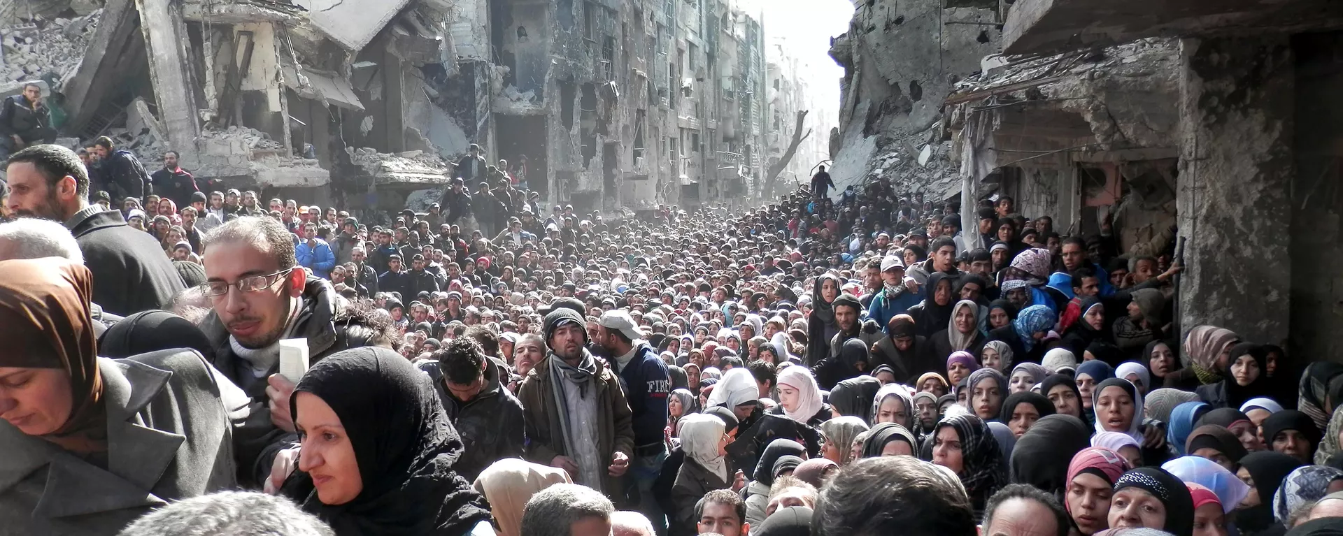 Palestine Refugees in the Near East (UNRWA), residents of the besieged Yarmouk refugee camp near Damascus, Syria, queue to receive food supplies (File) - Sputnik International, 1920, 29.10.2024