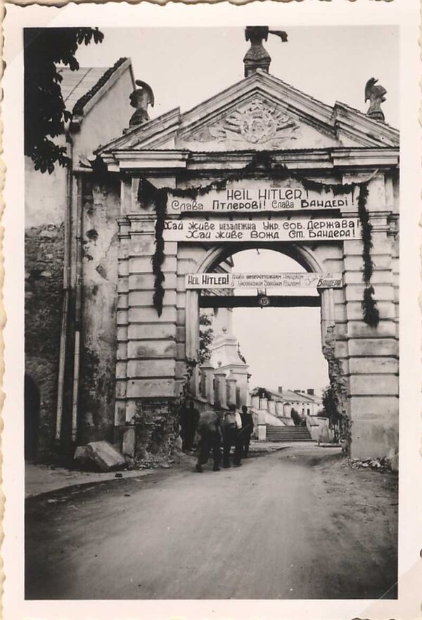 Geetings over a city archway in western Ukraine reading Hail to Hitler! Glory to Bandera!. July-August 1941 - Sputnik International