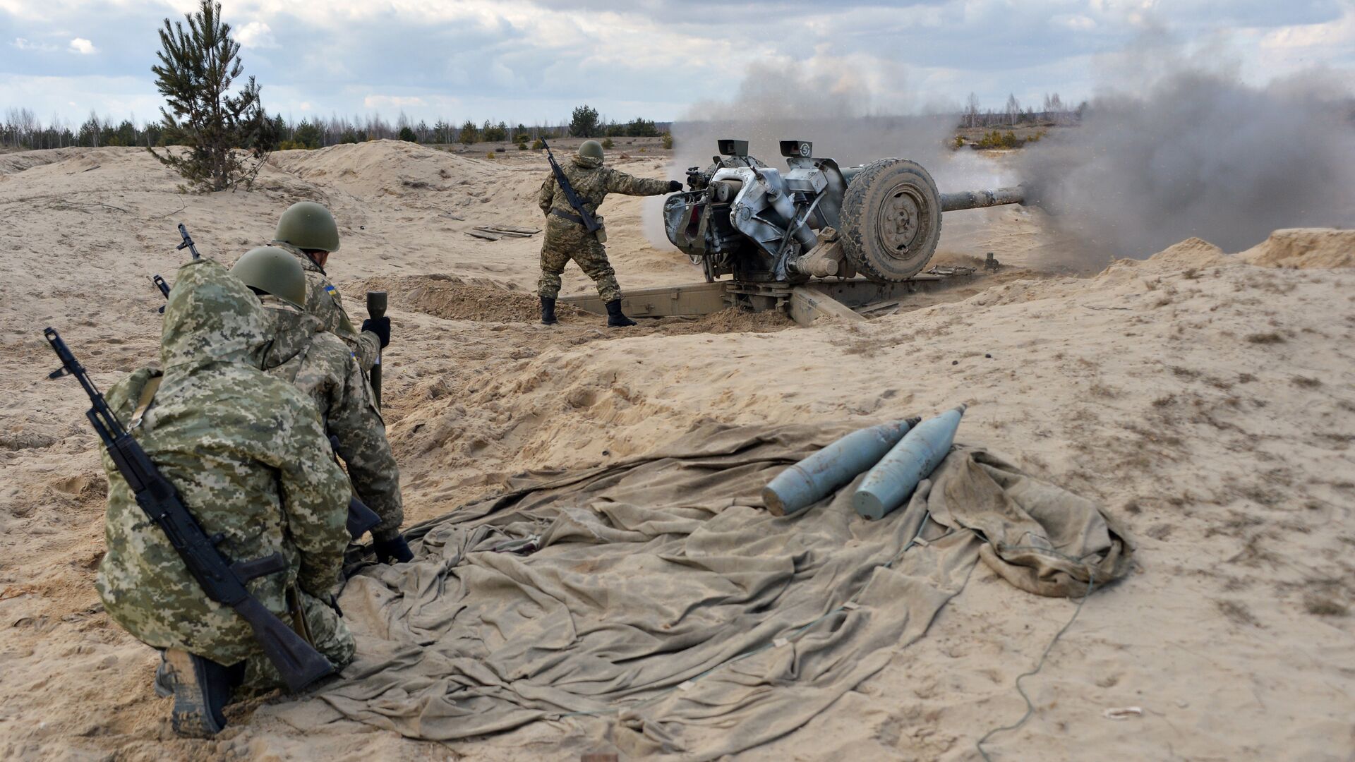 Ukrainian paratroopers fire a howitzer during military drills in the Zhytomyr region, some 150 kms from Kiev, on March 6, 2015 - Sputnik International, 1920, 27.02.2022